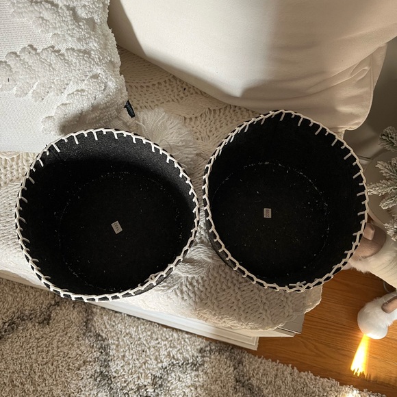 2 soft felt baskets. Great for small xmas tree. 
( tree not included)
Gray/White - Picture 2 of 3